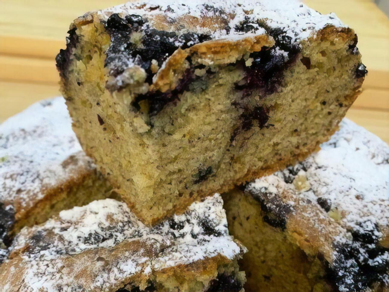 Готовый пирог нужно присыпать сахарной пудрой