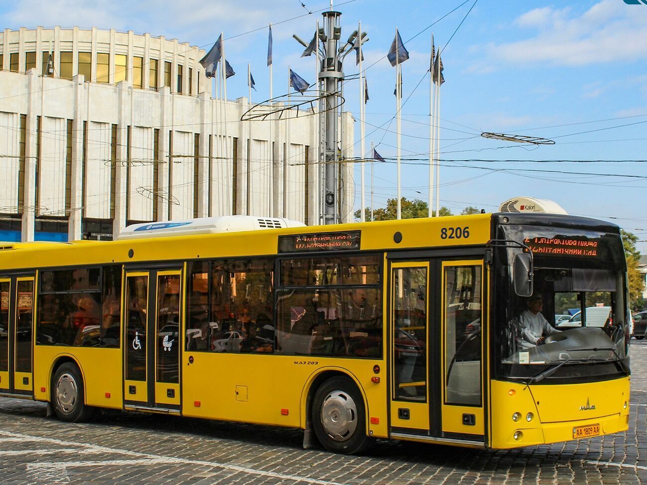 Роботу громадського транспорту у столиці не зупиняють