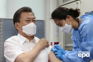 Прививку Мун Чжэ Ину сделали, так как он планирует принять участие в саммите "Большой семерки" в Великобритании