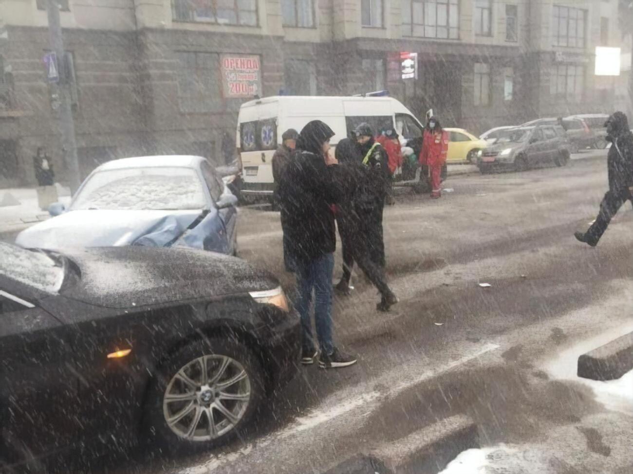 В аварію потрапили "швидка" і два легкові автомобілі