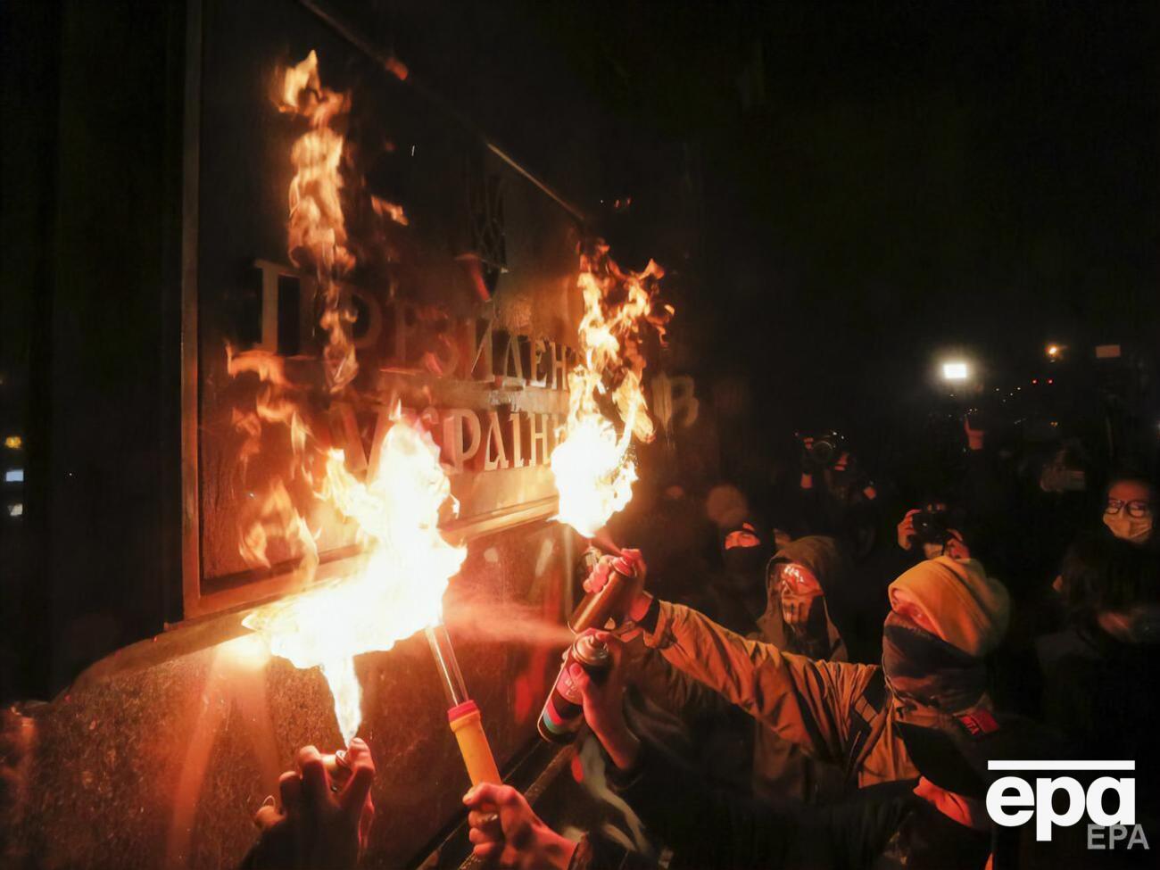 Во время митинга активисты подожгли табличку "Президент Украины"