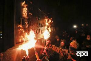 Во время митинга активисты подожгли табличку "Президент Украины"