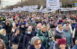 По фотографиям крестного хода, опубликованным Запорожской епархией УПЦ МП, видно, что многие верующие были без масок