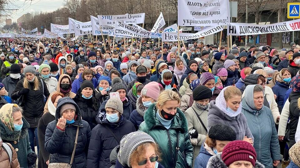 На фотографіях хресного ходу, опублікованих Запорізькою єпархією УПЦ МП, видно, що багато вірян було без масок