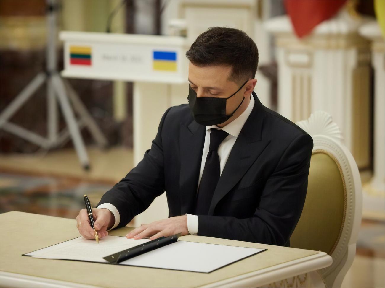 Зеленський ввів санкції проти трьох депутатів Європарламенту