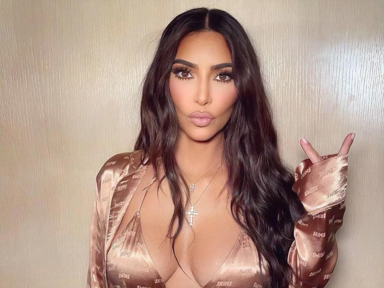 Кардашян снялась в откровенной одежде