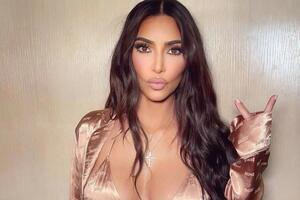 Кардашян снялась в откровенной одежде