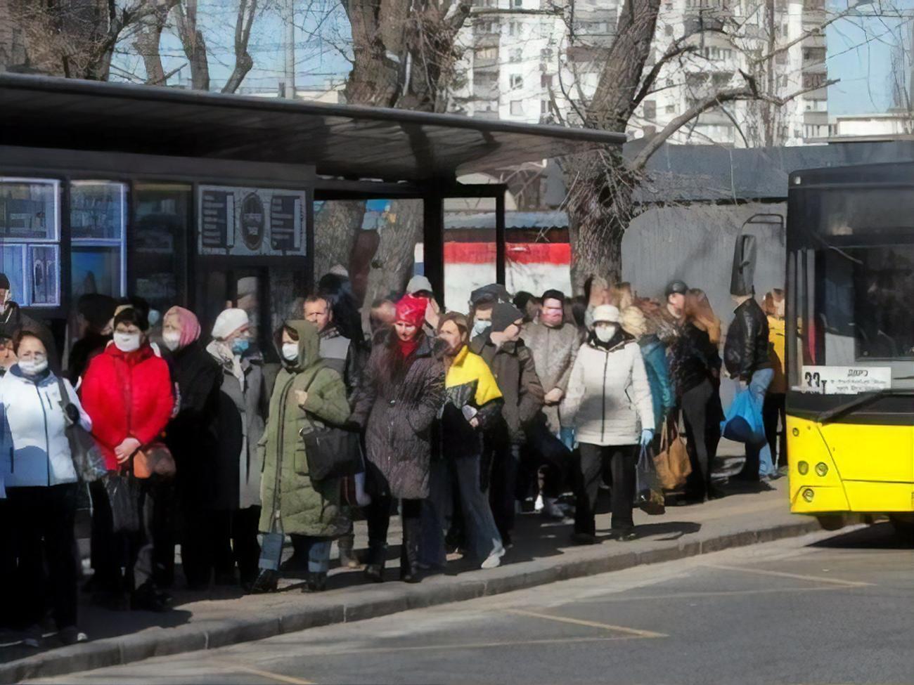 На трамвайних і автобусних зупинках Києва утворилися величезні черги
