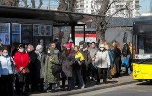 На трамвайных и автобусных остановках Киева образовались огромные очереди