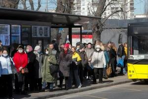 На трамвайных и автобусных остановках Киева образовались огромные очереди