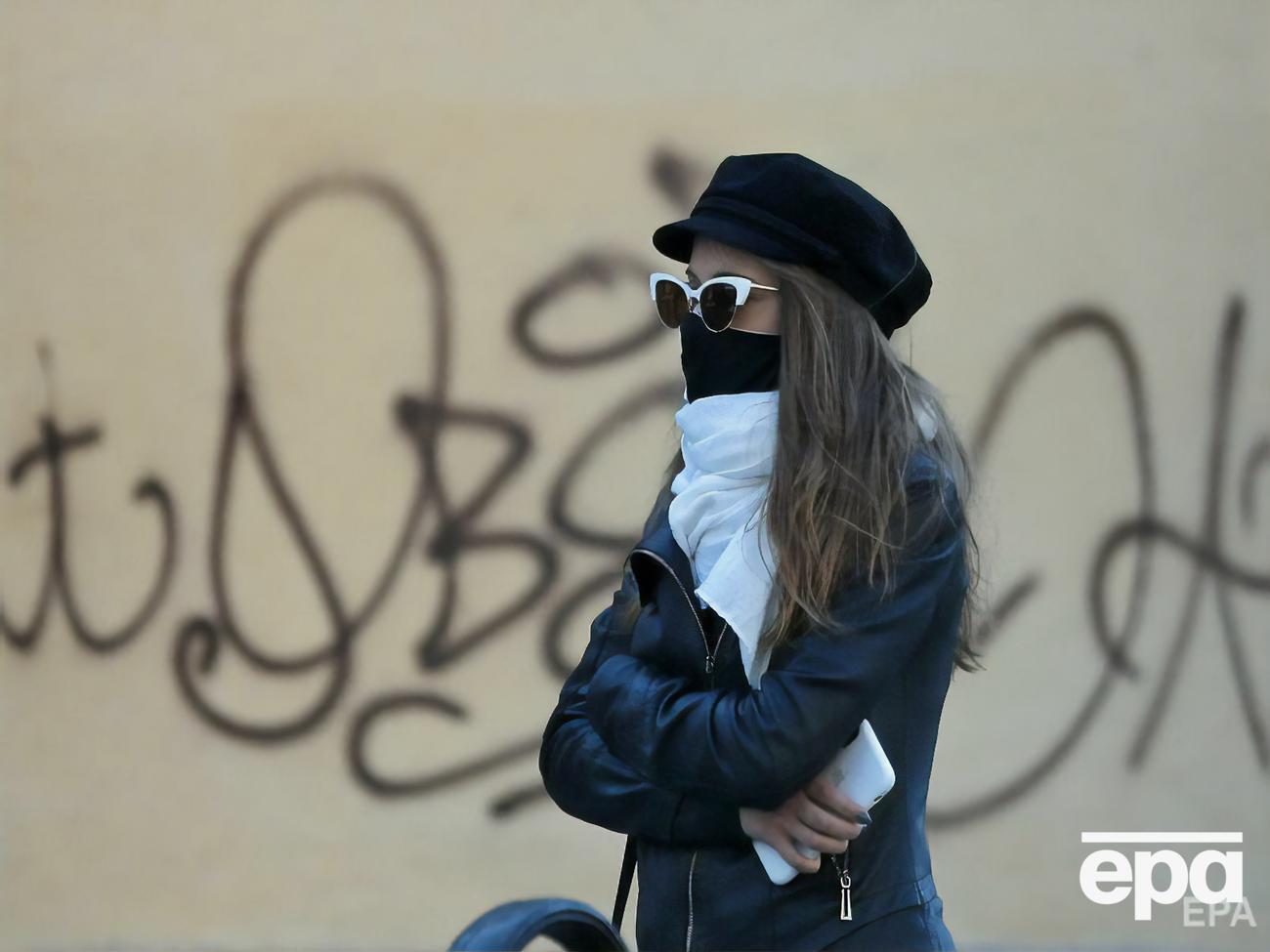 В "красных" карантинных зонах в Украине нужно носить маски не только в помещениях, но и на улице