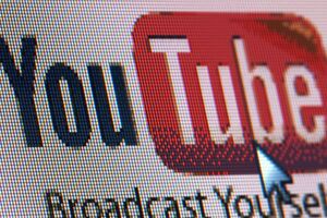 В среднем каждый украинец проводит на YouTube более 55 минут в сутки ежедневно, сообщили в Google