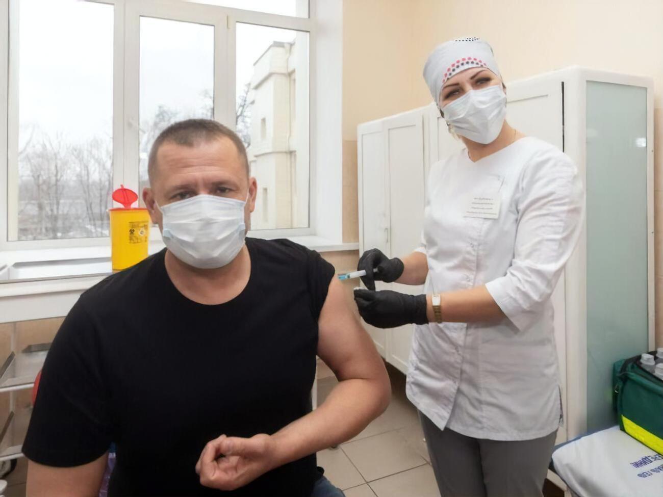 Филатов вакцинировался 24 марта