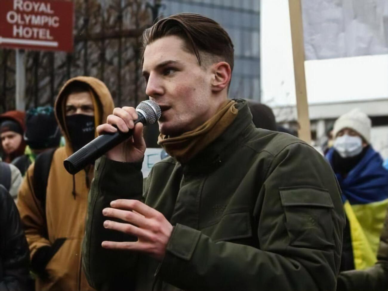 Активіст звертає увагу, що "невстановлена особа в масці" на відеозаписі, яку порівнюють із ним, жодних протиправних дій не вчиняє