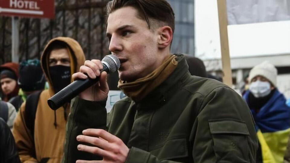 Активіст звертає увагу, що "невстановлена особа в масці" на відеозаписі, яку порівнюють із ним, жодних протиправних дій не вчиняє