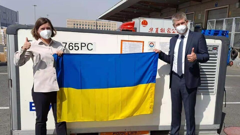 25 березня в Україні відправили першу партію вакцини проти COVID-19 Sinovac Biotech, повідомили в посольстві України в КНР