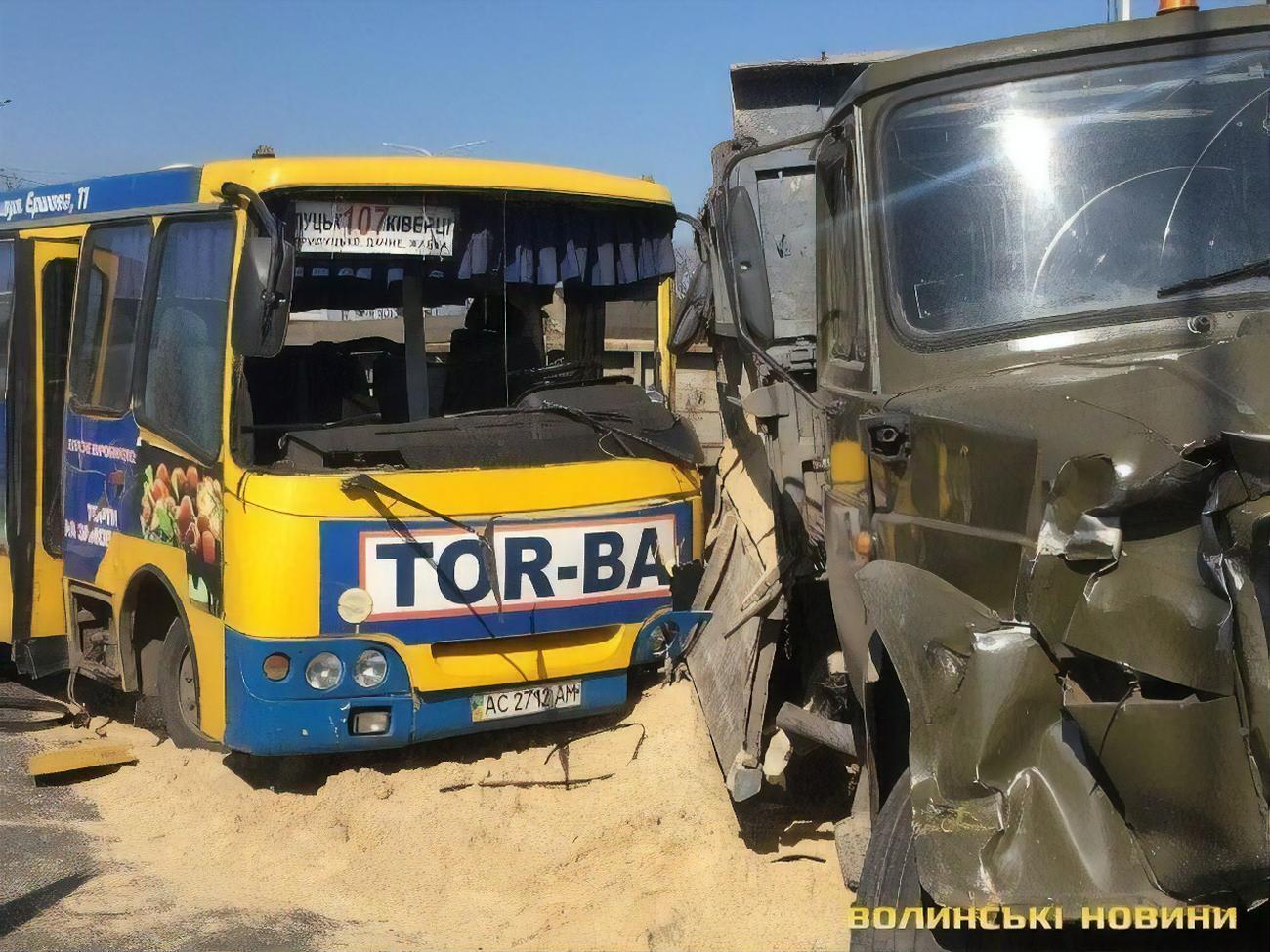 У Луцьку зіткнулися маршрутка й вантажівка