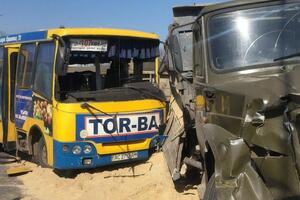 У Луцьку зіткнулися маршрутка й вантажівка