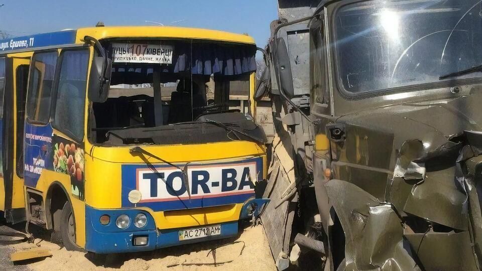 У Луцьку зіткнулися маршрутка й вантажівка