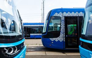 Чекаючи на трамвай, люди практично не дотримувалися безпечної дистанції