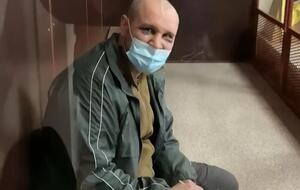 Новиков на заседании суда был с черными синяками на лице, отметил Соболев