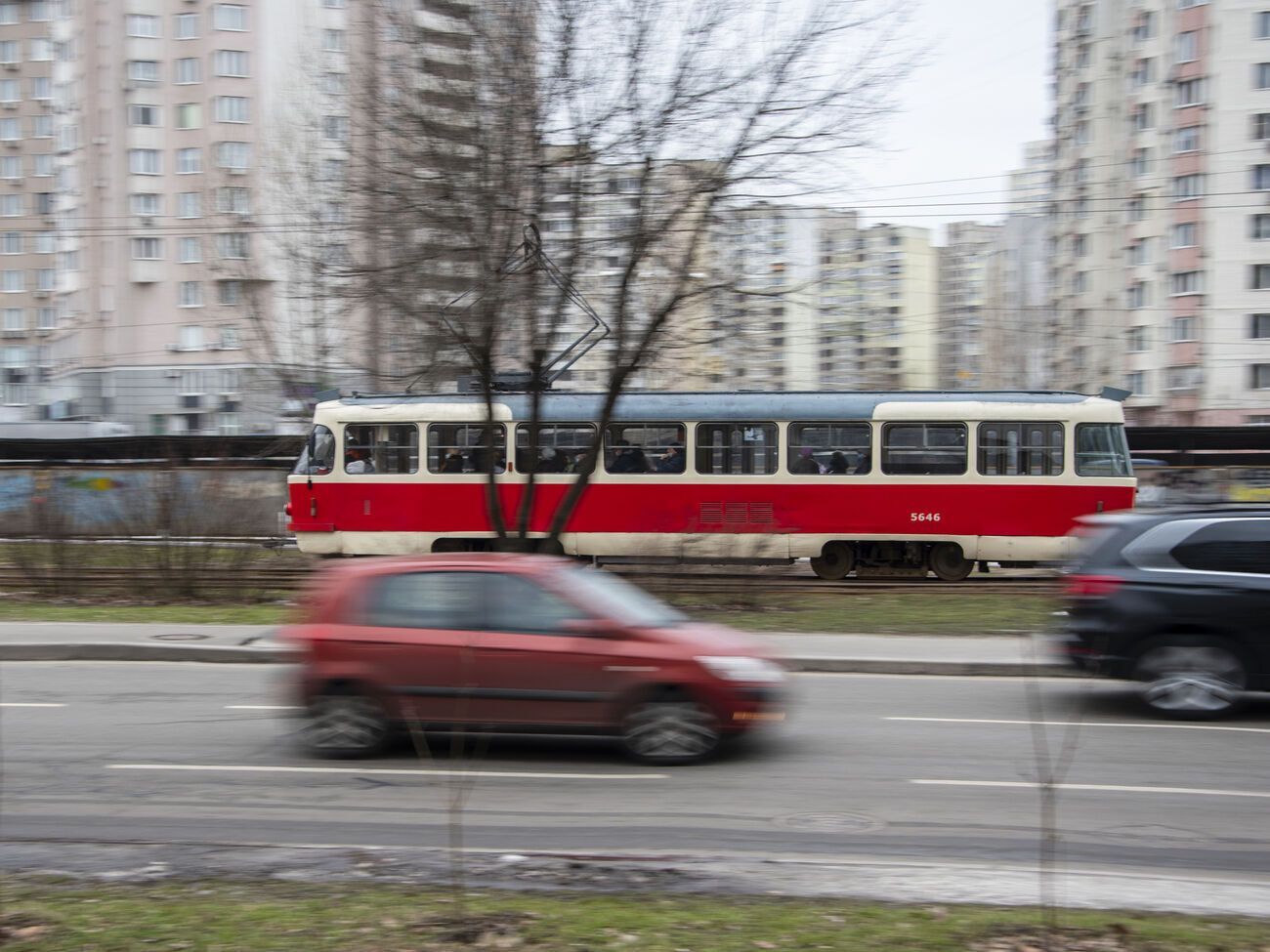 У Києві послабили карантинні вимоги для транспорту, він зможе перевозити не тільки сидячих, а й стоячих пасажирів