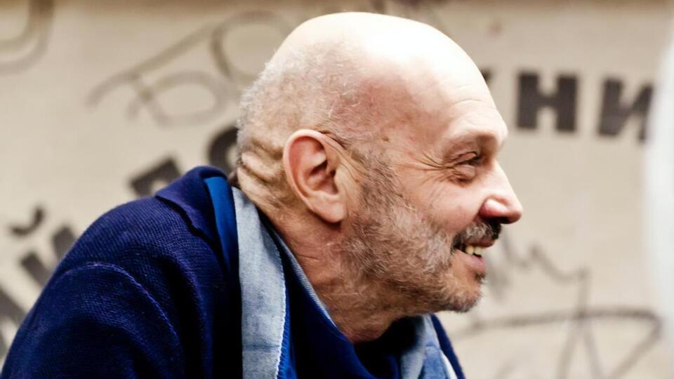 Липницкий в 1983 году основал рок-группу "Звуки Му"