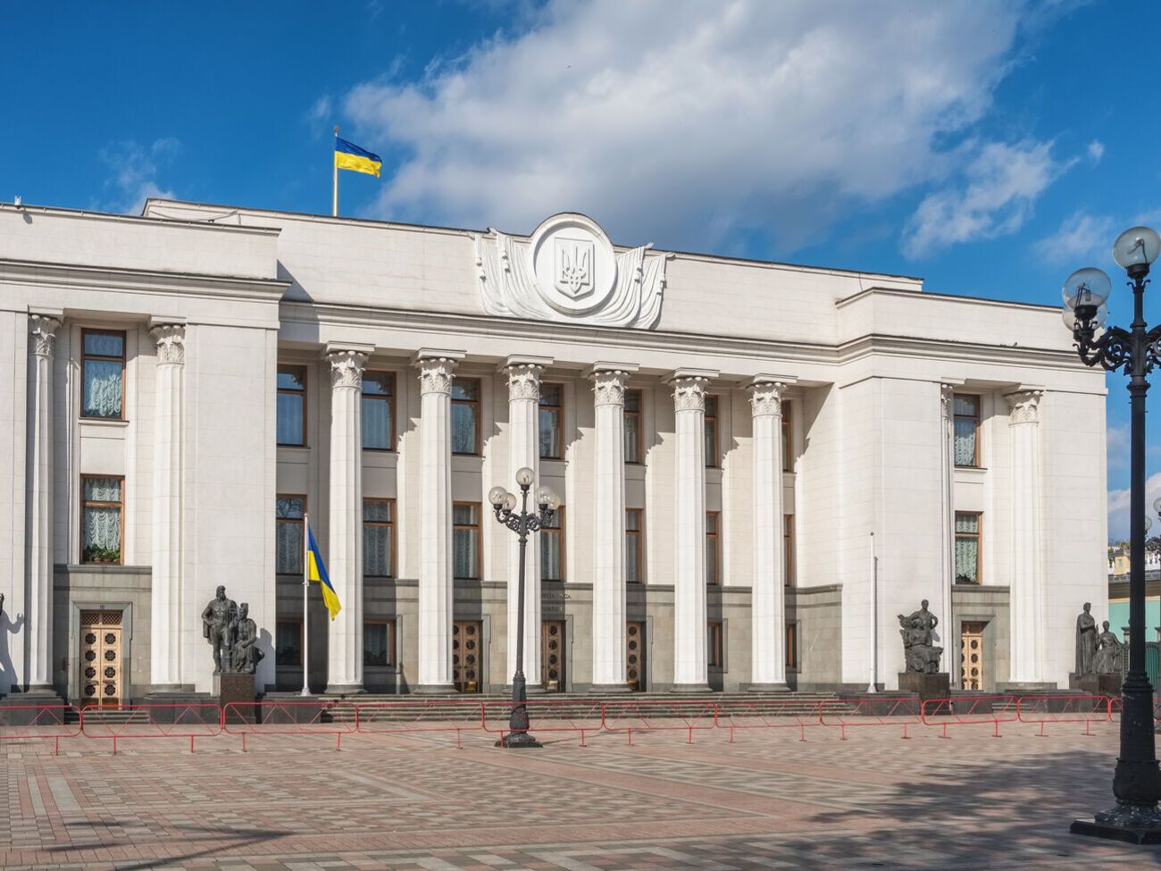 Згідно з результатами опитування, до парламенту проходить шість партій