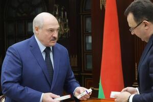 Лукашенко (ліворуч на фото) назвав виробництво білоруської вакцини справою честі