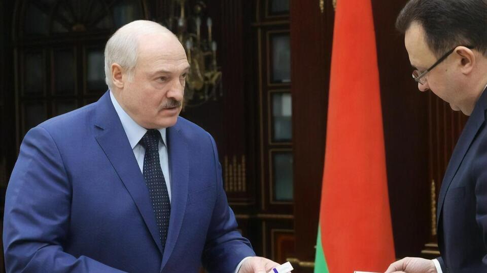 Лукашенко (слева на фото) назвал производство белорусской вакцины делом чести