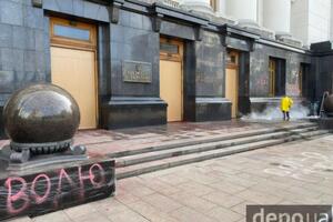 Пошкоджені двері відправлять на реставрацію 29 березня, сказала Мендель