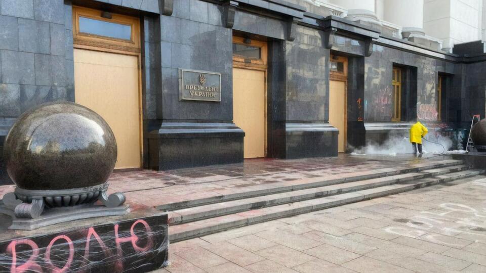 Поврежденные двери отправят на реставрацию 29 марта, сказала Мендель