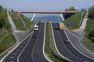 Дорожнє покриття від проїзду вантажівки зношується в рази швидше, ніж від проїзду легкового автомобіля