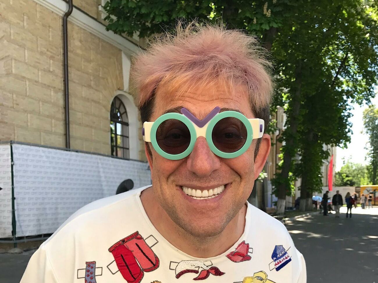 Здравствуйте, меня зовут Гарик и я вакцинофил. Я за вакцинирование той вакциной, которая доступна