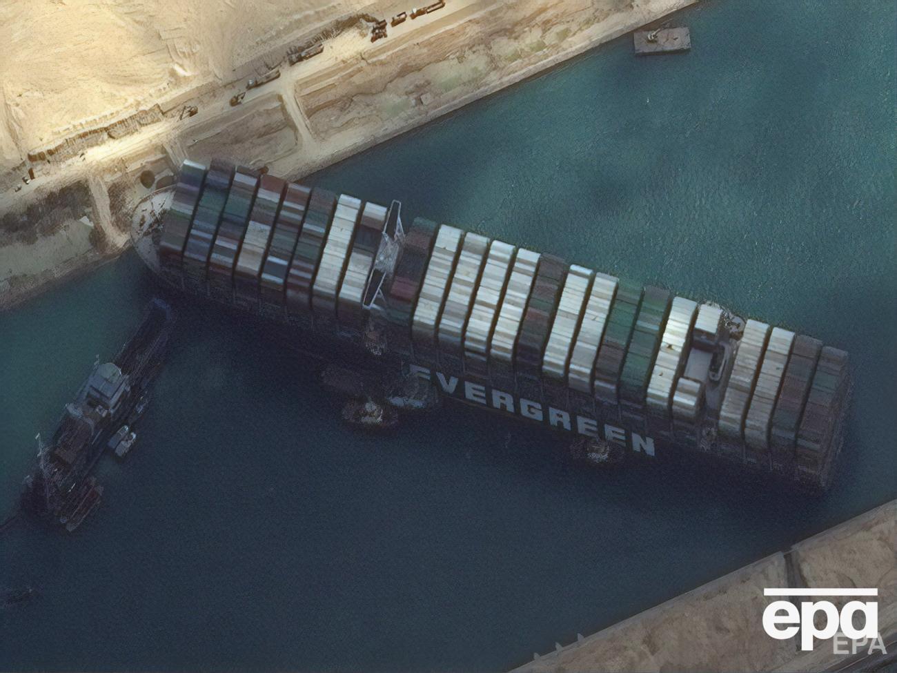 Гігантський контейнеровоз стоїть поперек Суецького каналу четверту добу поспіль. Щоб його звільнити, почали поглиблювати дно. Фоторепортаж