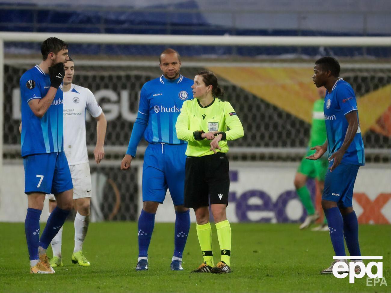 Отборочные матчи чемпионата мира по футболу 2022 года впервые доверят арбитрам-женщинам. На фото в центре – Екатерина Монзуль