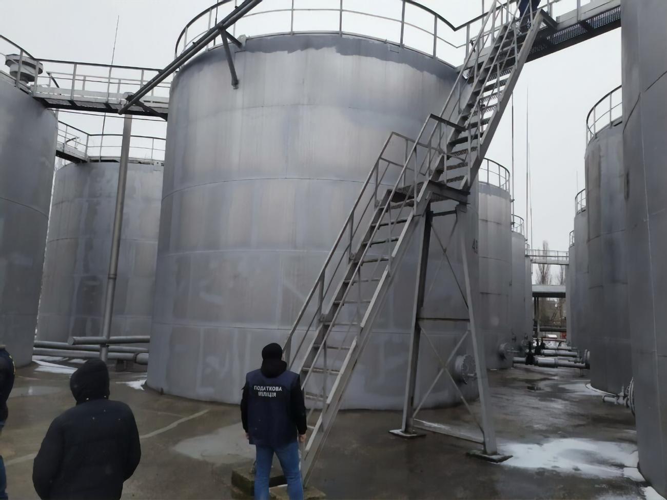 Сбывать контрафакт, по информации ГФС, планировали через подконтрольную АЗС на территории области по ценам значительно ниже рыночных