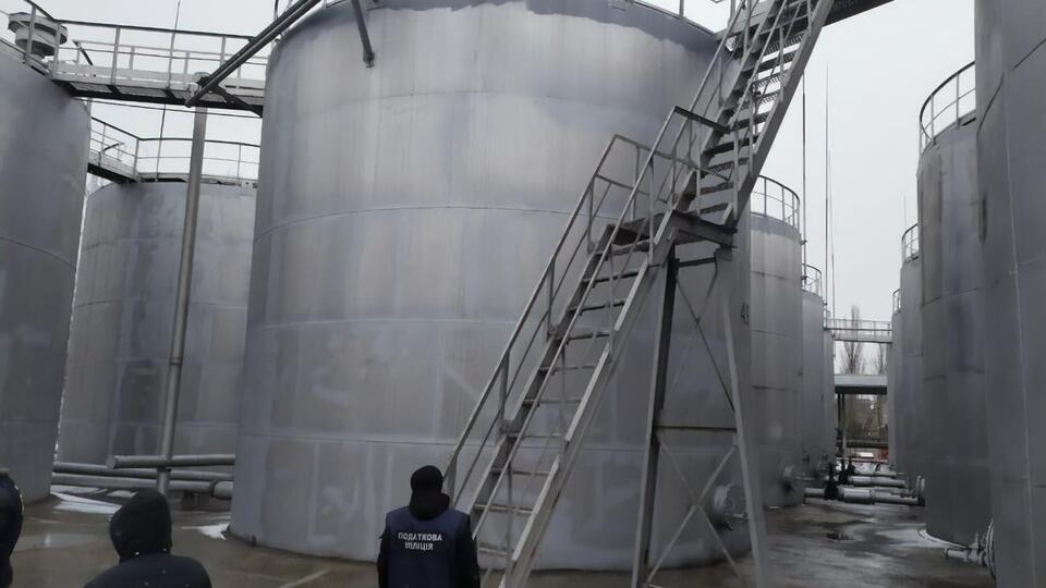 Збувати контрафакт, за інформацією ДФС, планували за допомогою підконтрольної АЗС на території області за цінами, значно нижчими від ринкових