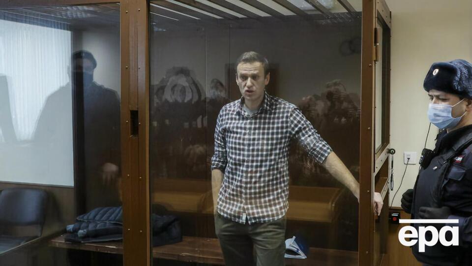 Навальный рассказал, что во время судебных заседаний не мог сидеть из-за болей в спине