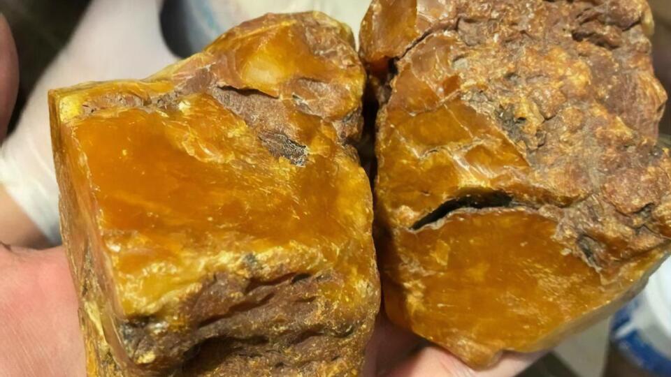 Из части янтаря злоумышленники изготавливали ювелирные украшения на заказ для иностранцев