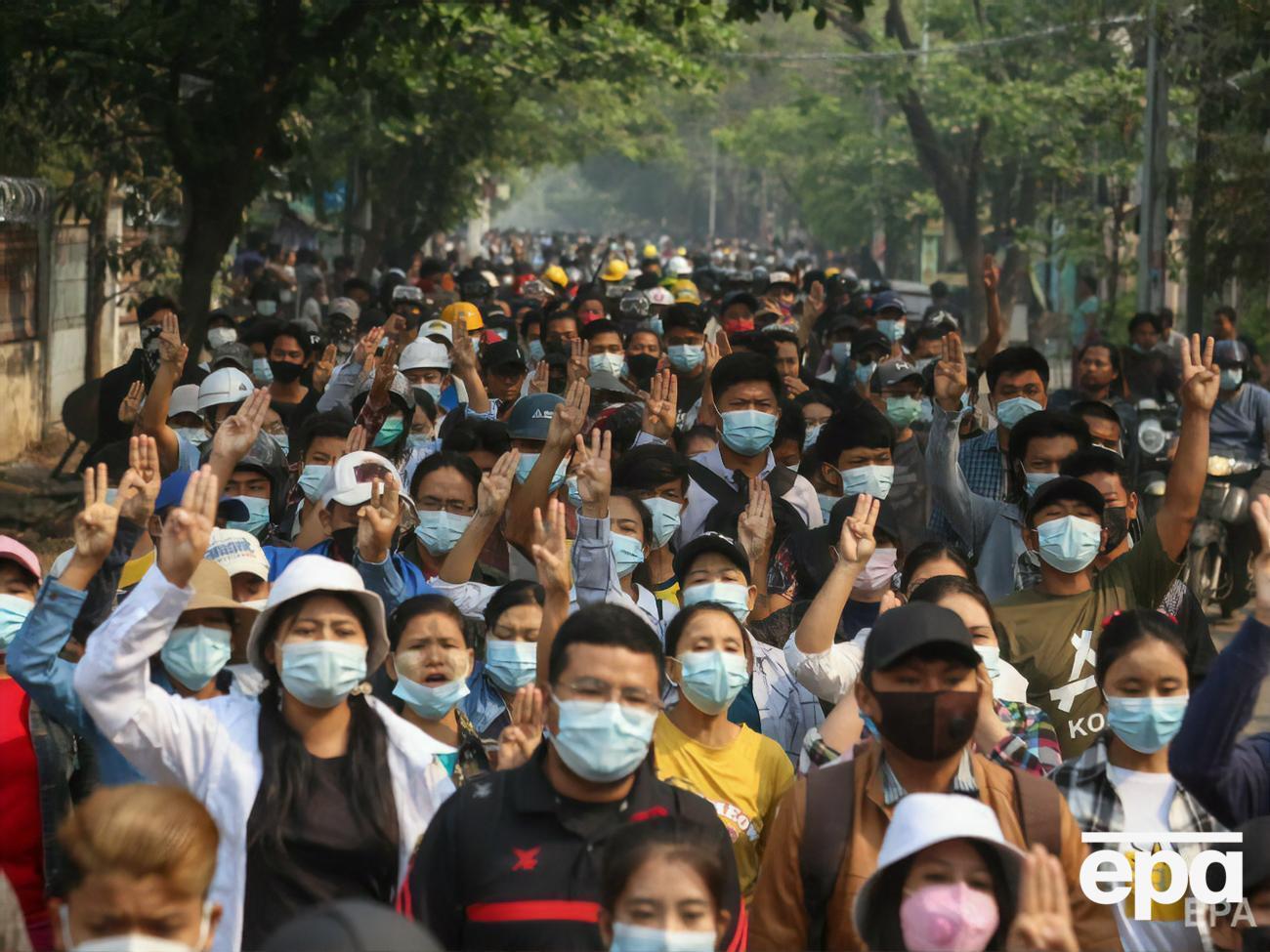 После военного переворота в Мьянме начались акции протеста