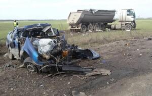 Після зіткнення машини злетіли з дороги