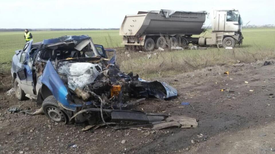 Після зіткнення машини злетіли з дороги