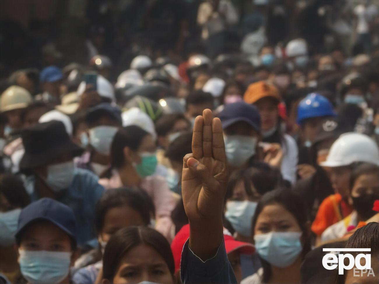 Жители Мьянмы вышли сегодня на протест против военной диктатуры