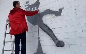 Малюська рисовал со стремянки