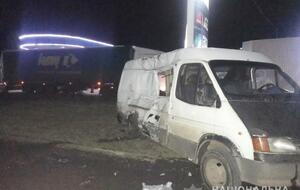 Микроавтобус столкнулся с двумя машинами