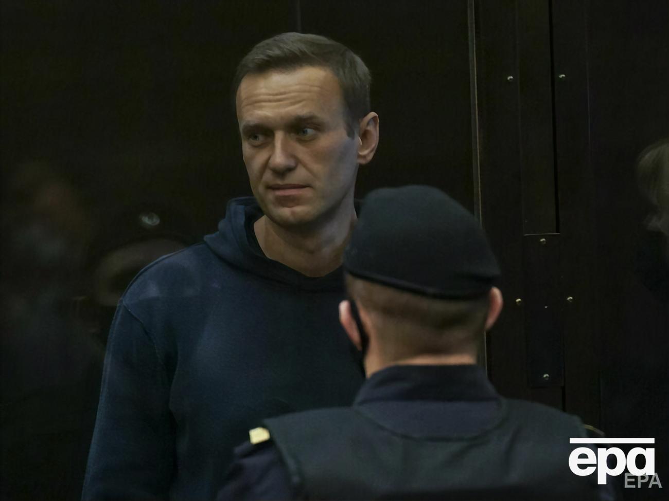 Навальний скаржиться на біль у спині, через який у нього відмовляє нога