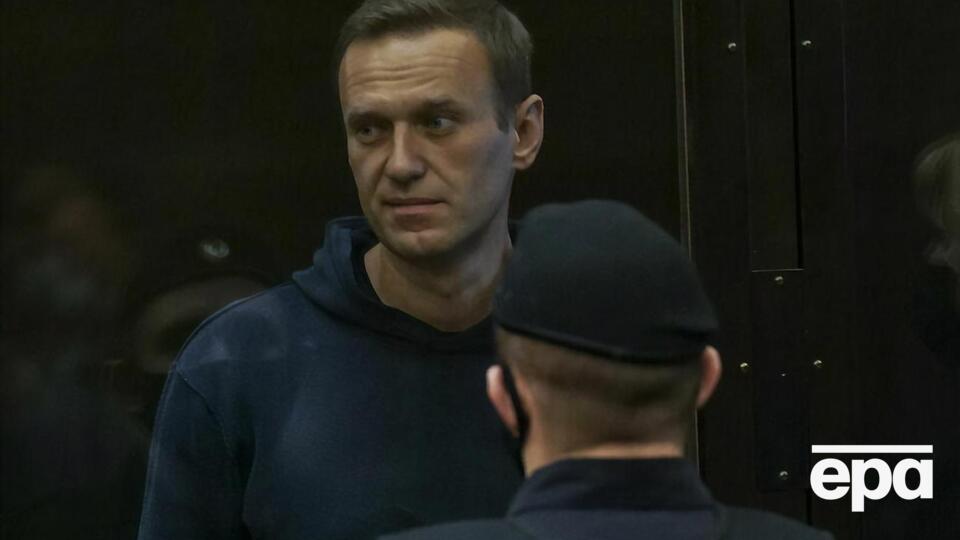 Навальний скаржиться на біль у спині, через який у нього відмовляє нога
