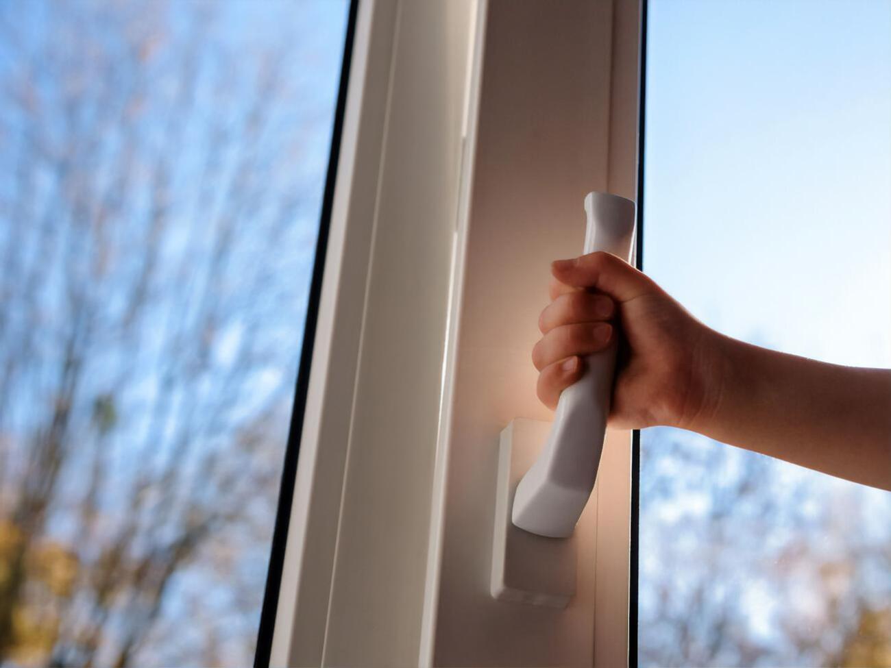 Хлопчик випав із вікна восьмого поверху