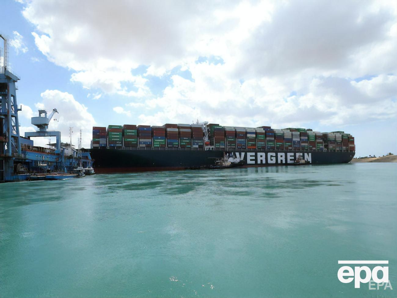 25 березня судноплавство в Суецькому каналі зупинили